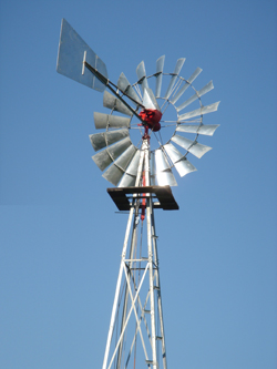 Wasserfrderung mit Handschwengelpumpe und Windrad 